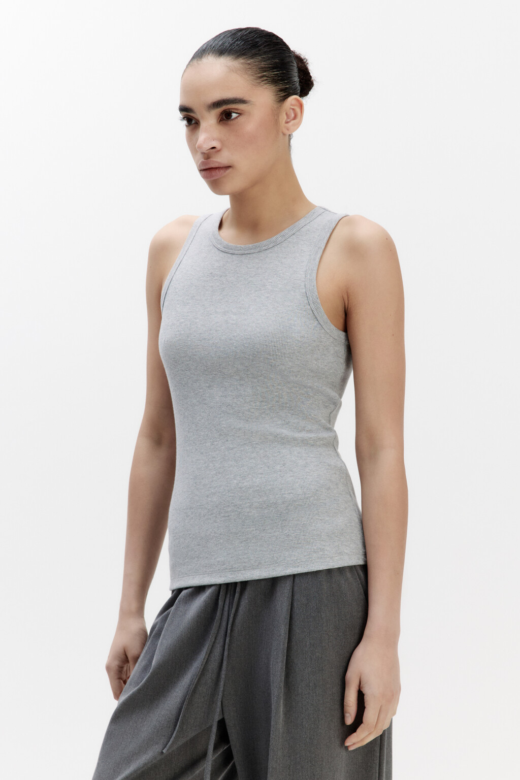 Майка RIBTOP в рубчик на широких бретелях - цвет серый - 3