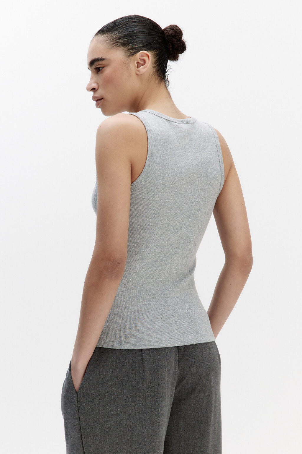 Майка RIBTOP в рубчик на широких бретелях - цвет серый - 4