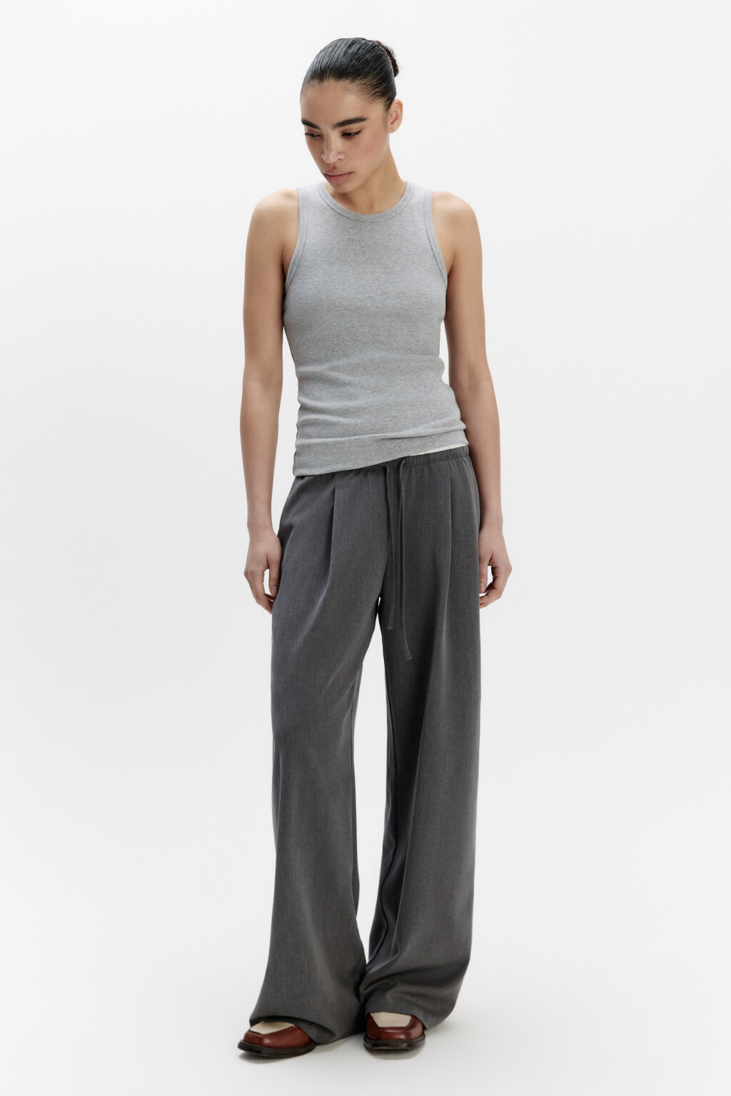 Майка RIBTOP в рубчик на широких бретелях - цвет серый - 5