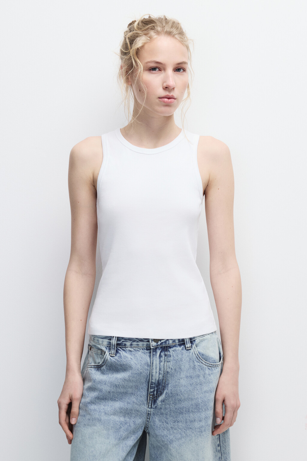 Майка RIBTOP в рубчик на широких бретелях - цвет белый - 2