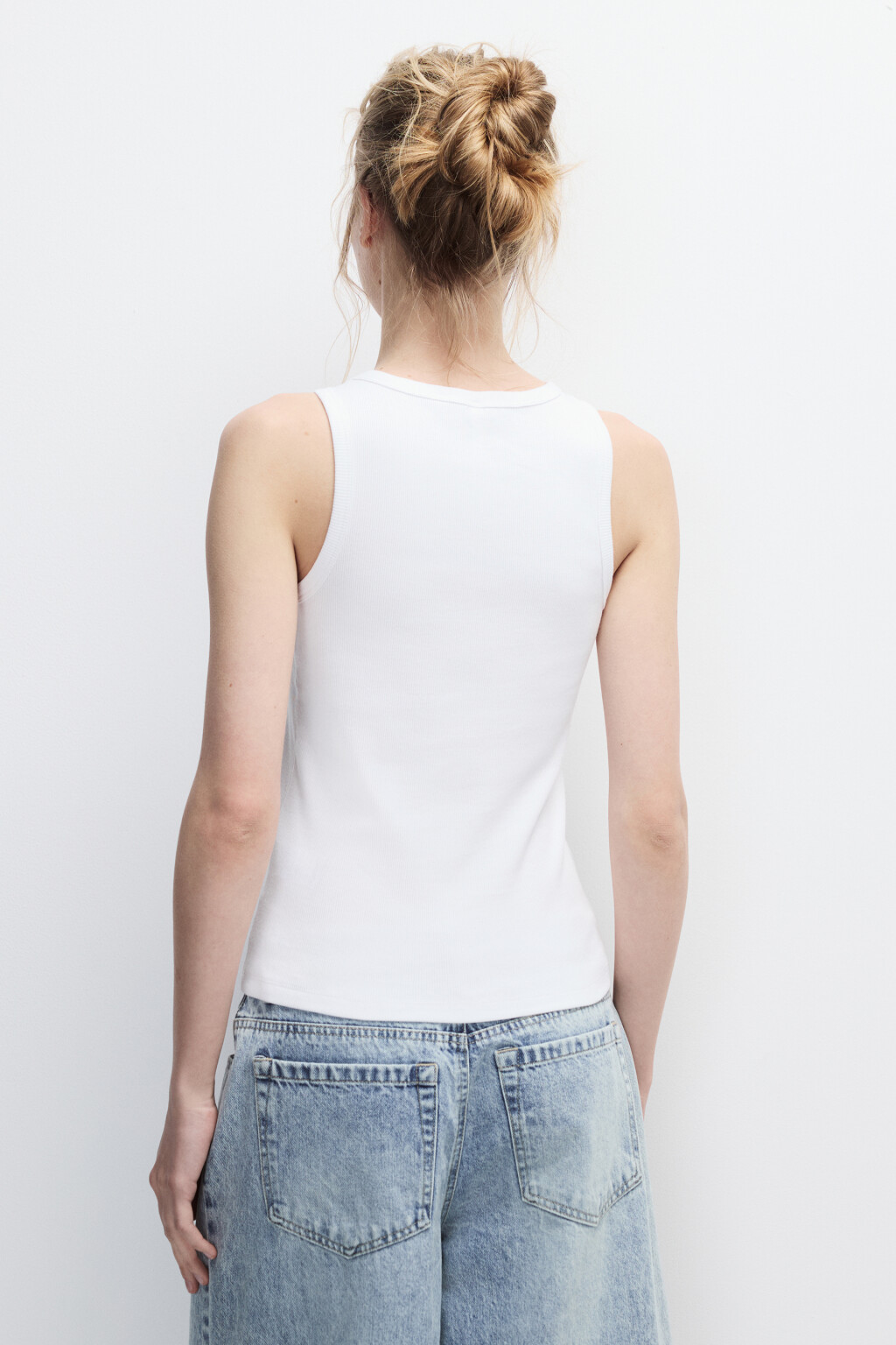 Майка RIBTOP в рубчик на широких бретелях - цвет белый - 3