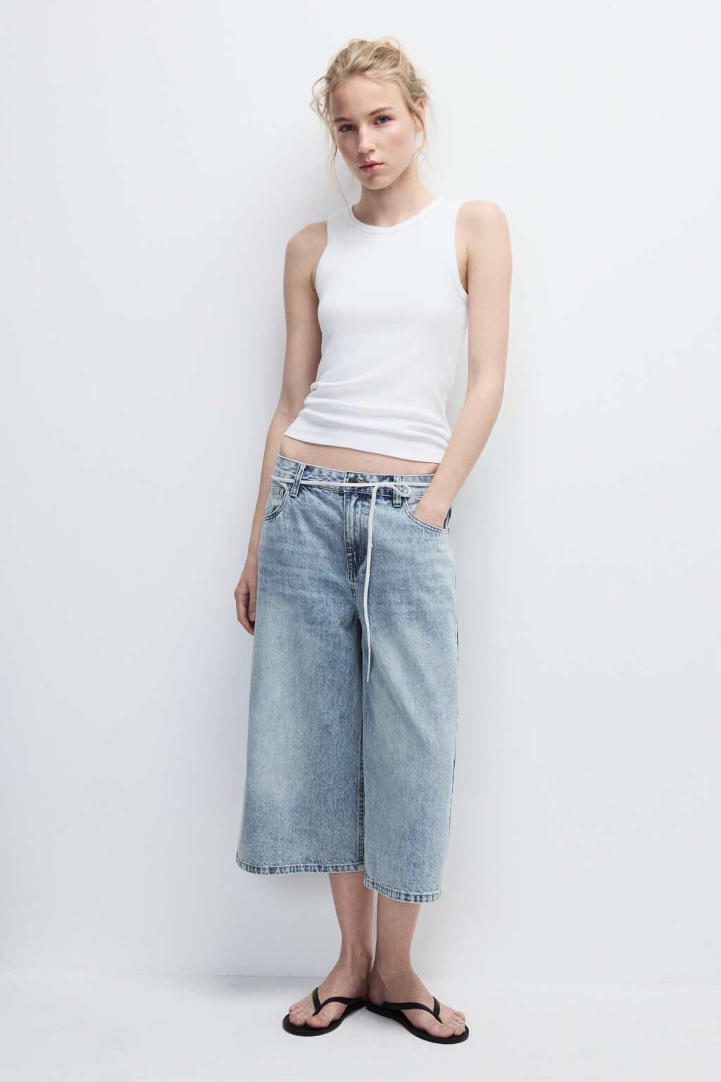 Майка RIBTOP в рубчик на широких бретелях - цвет белый - 4