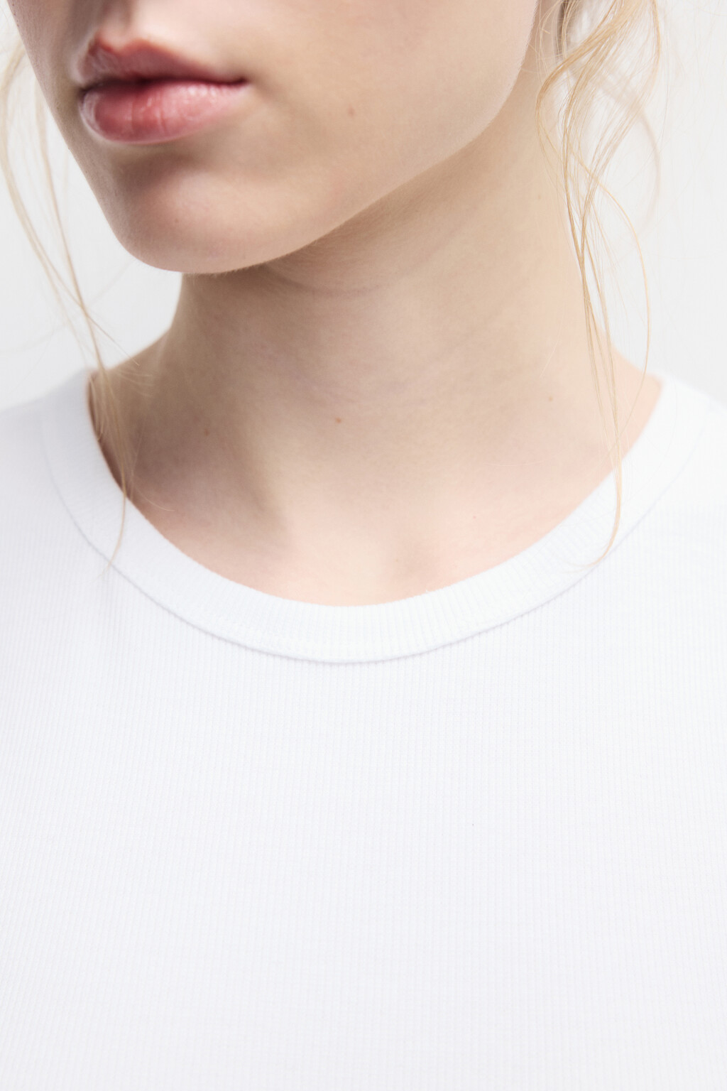 Майка RIBTOP в рубчик на широких бретелях - цвет белый - 5