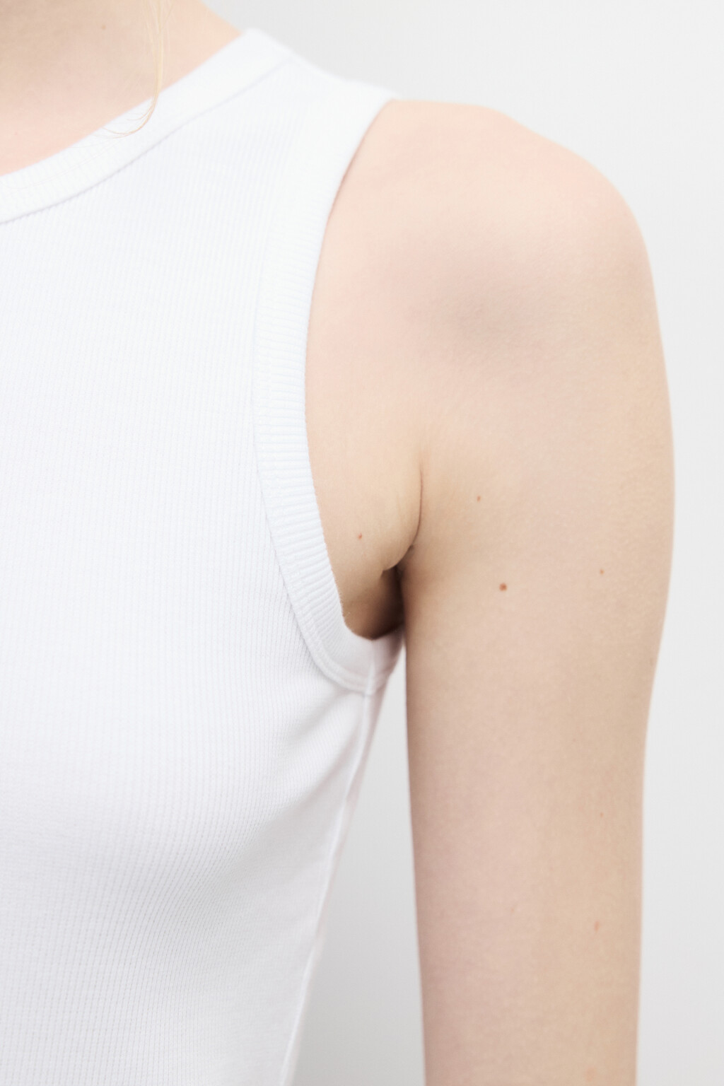 Майка RIBTOP в рубчик на широких бретелях - цвет белый - 6