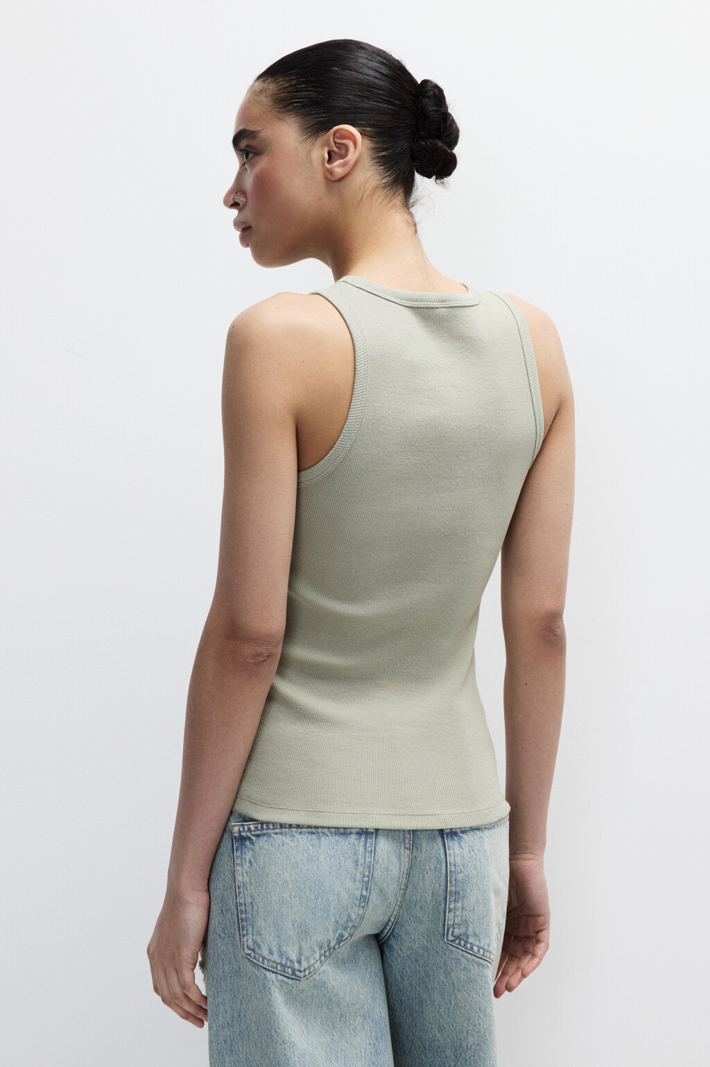 Майка RIBTOP в рубчик на широких бретелях - цвет зеленый - 3