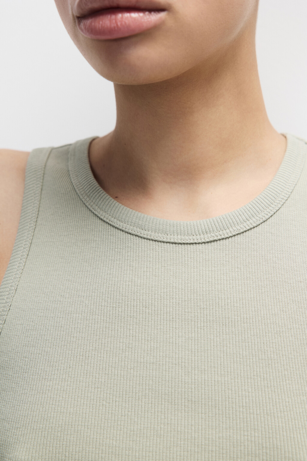 Майка RIBTOP в рубчик на широких бретелях - цвет зеленый - 5