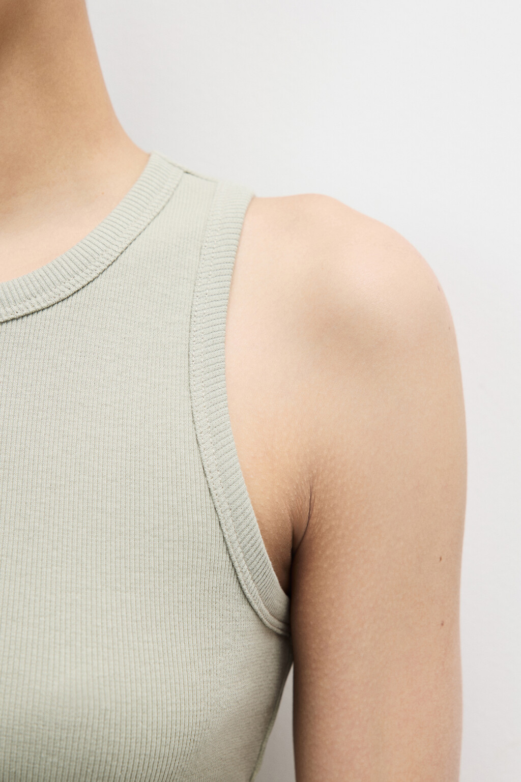 Майка RIBTOP в рубчик на широких бретелях - цвет зеленый - 6