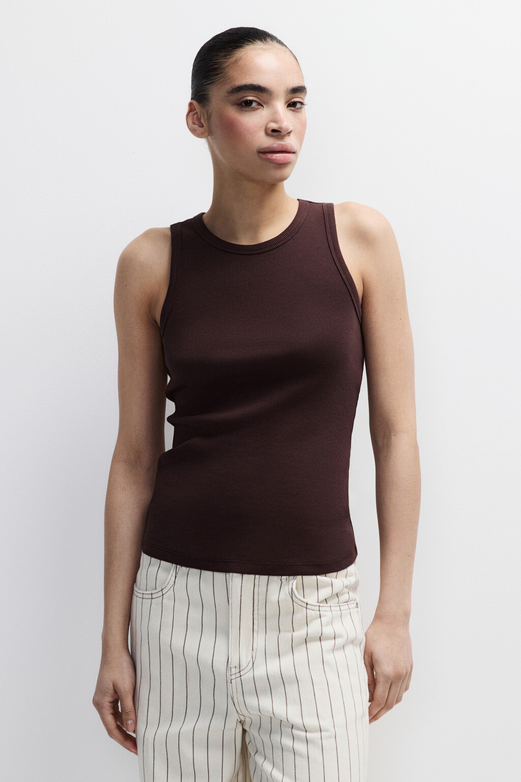 Майка RIBTOP в рубчик на широких бретелях - цвет коричневый - 2