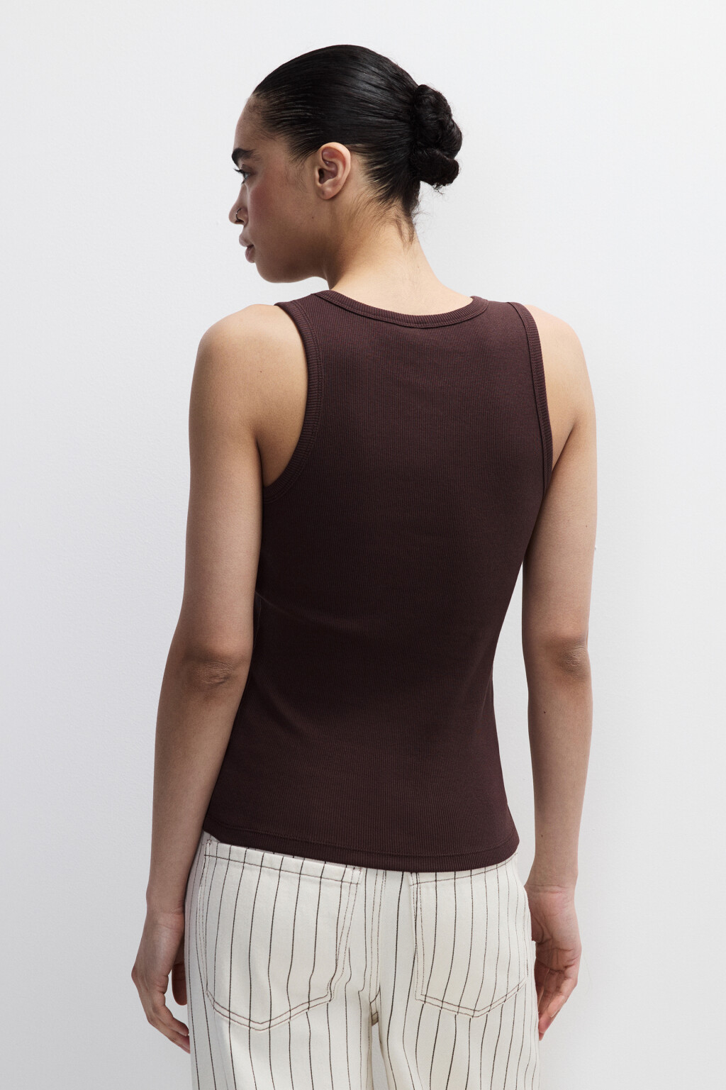 Майка RIBTOP в рубчик на широких бретелях - цвет коричневый - 3