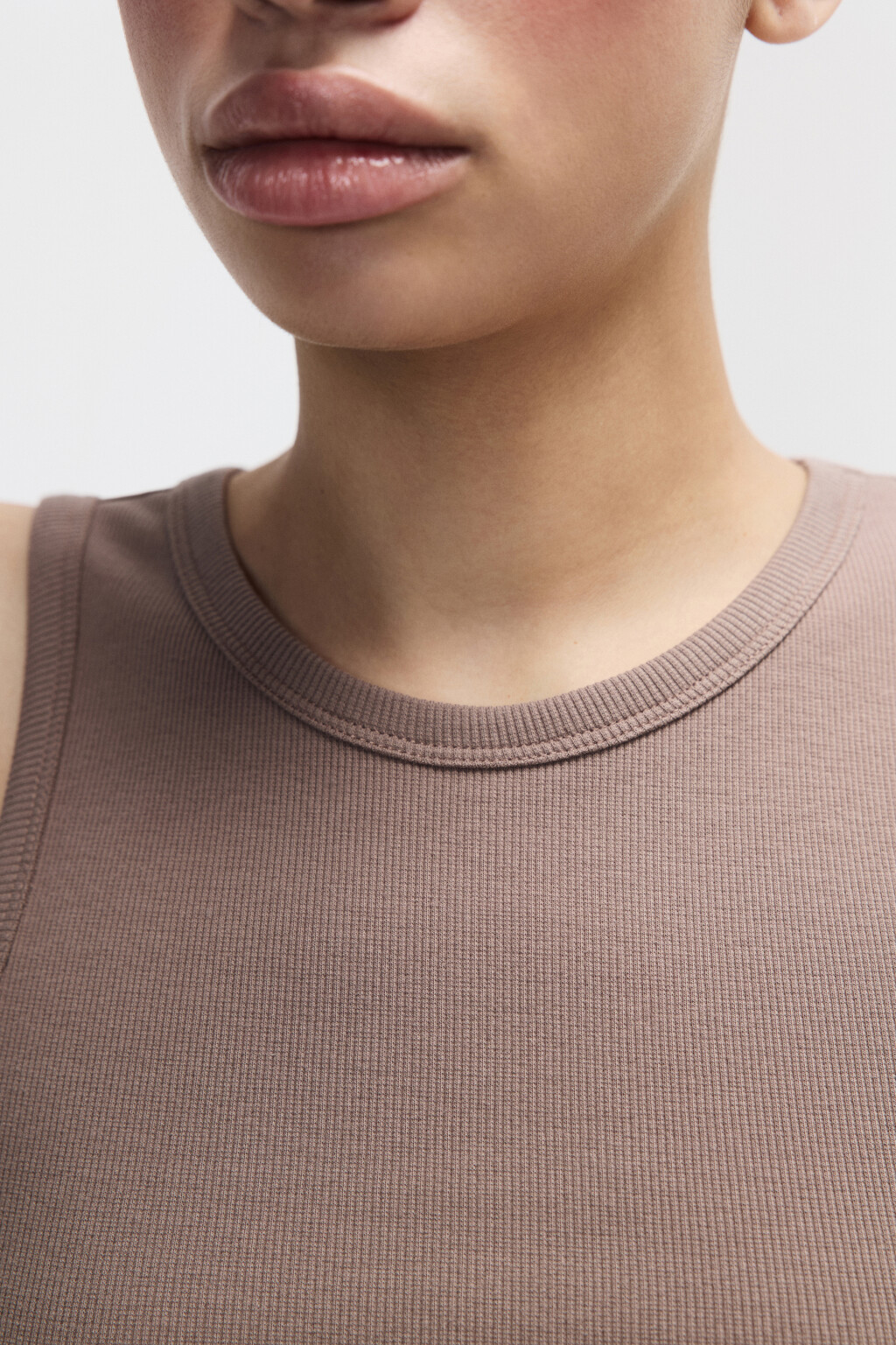 Майка RIBTOP в рубчик на широких бретелях - цвет бежевый - 5