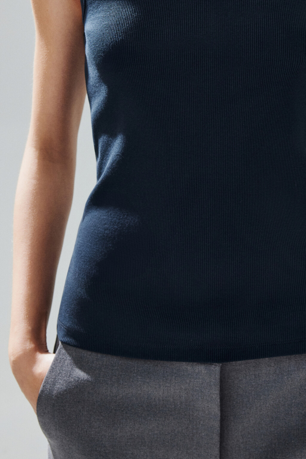 Майка RIBTOP в рубчик на широких бретелях - цвет черный - 6