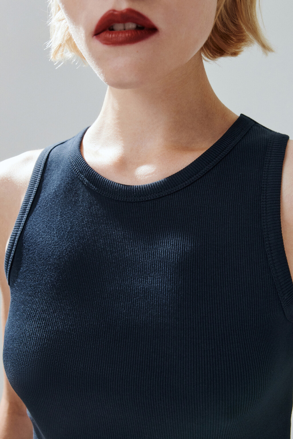 Майка RIBTOP в рубчик на широких бретелях - цвет черный - 7