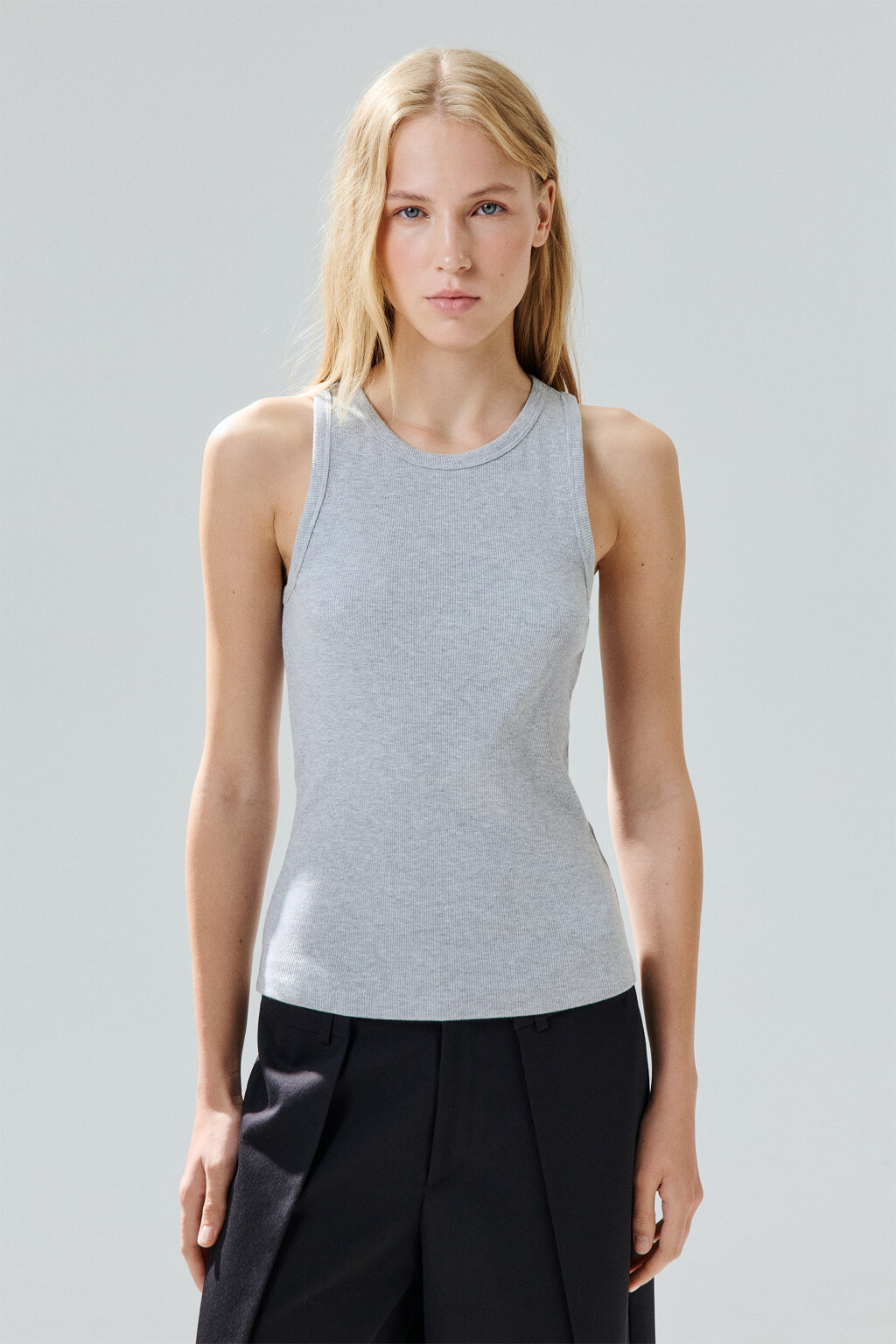 Майка RIBTOP в рубчик на широких бретелях - цвет серый - 2