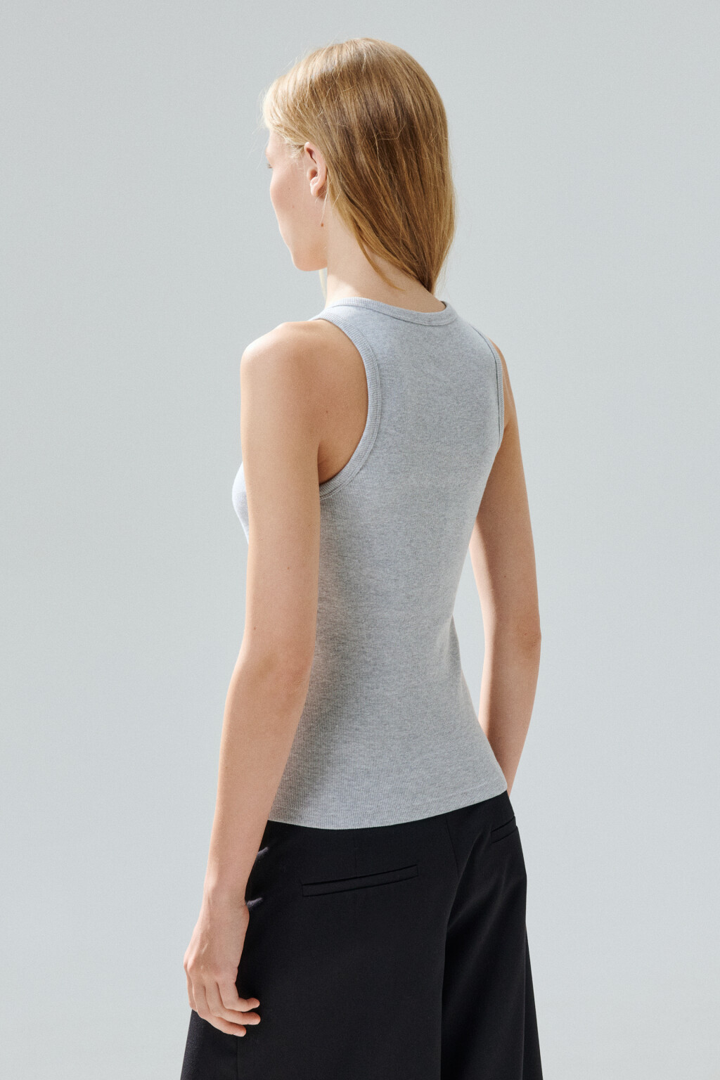 Майка RIBTOP в рубчик на широких бретелях - цвет серый - 3