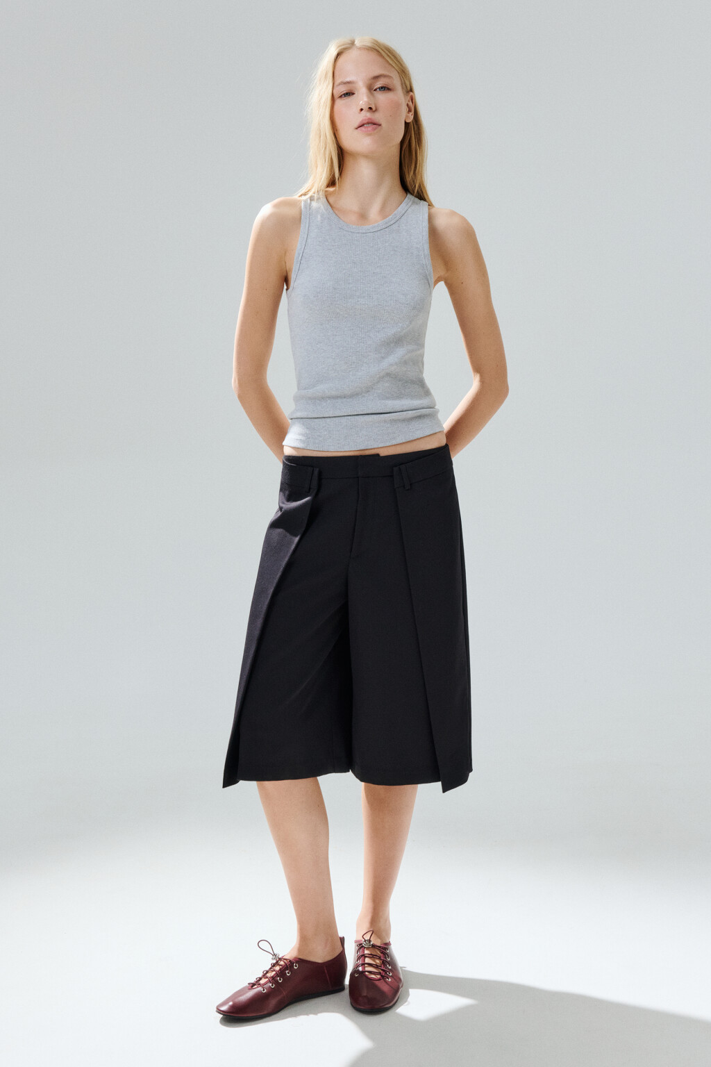 Майка RIBTOP в рубчик на широких бретелях - цвет серый - 4