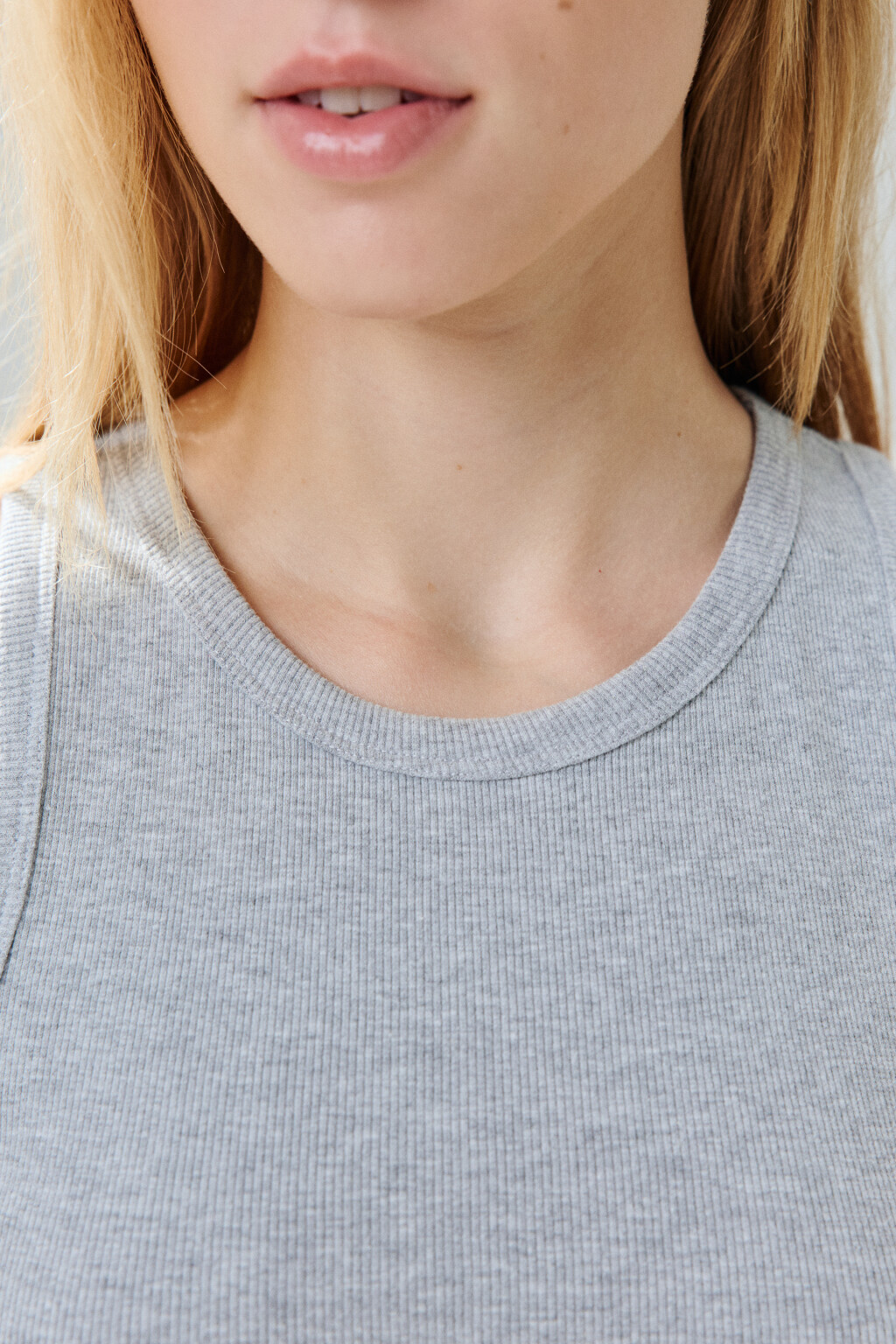 Майка RIBTOP в рубчик на широких бретелях - цвет серый - 5