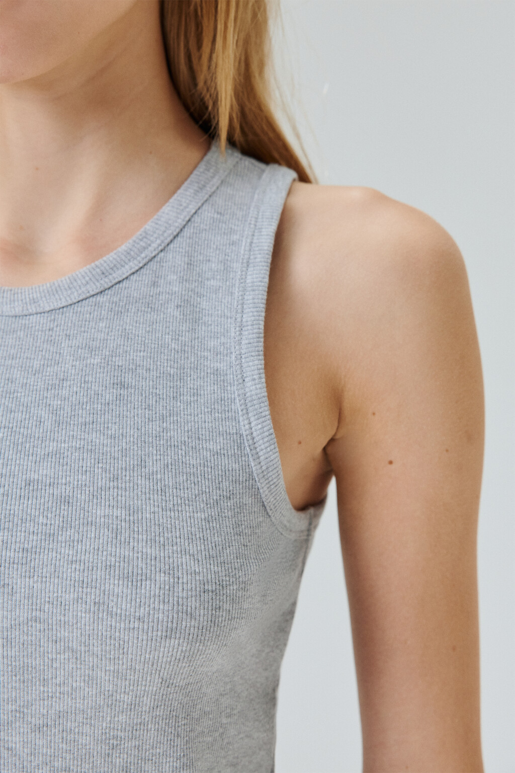 Майка RIBTOP в рубчик на широких бретелях - цвет серый - 6