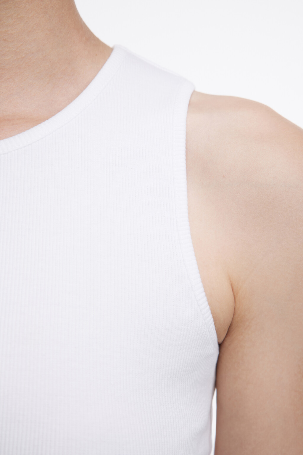 Майка RIBTOP в рубчик на широких бретелях - цвет белый - 8