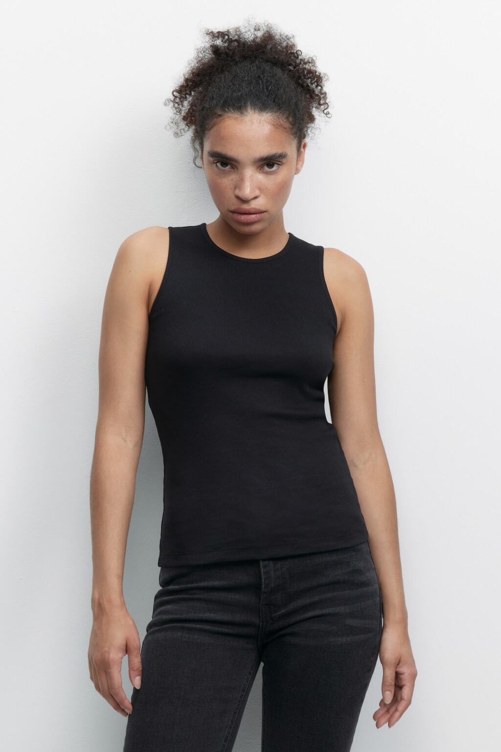 Майка RIBTOP в рубчик на широких бретелях - цвет черный - 2