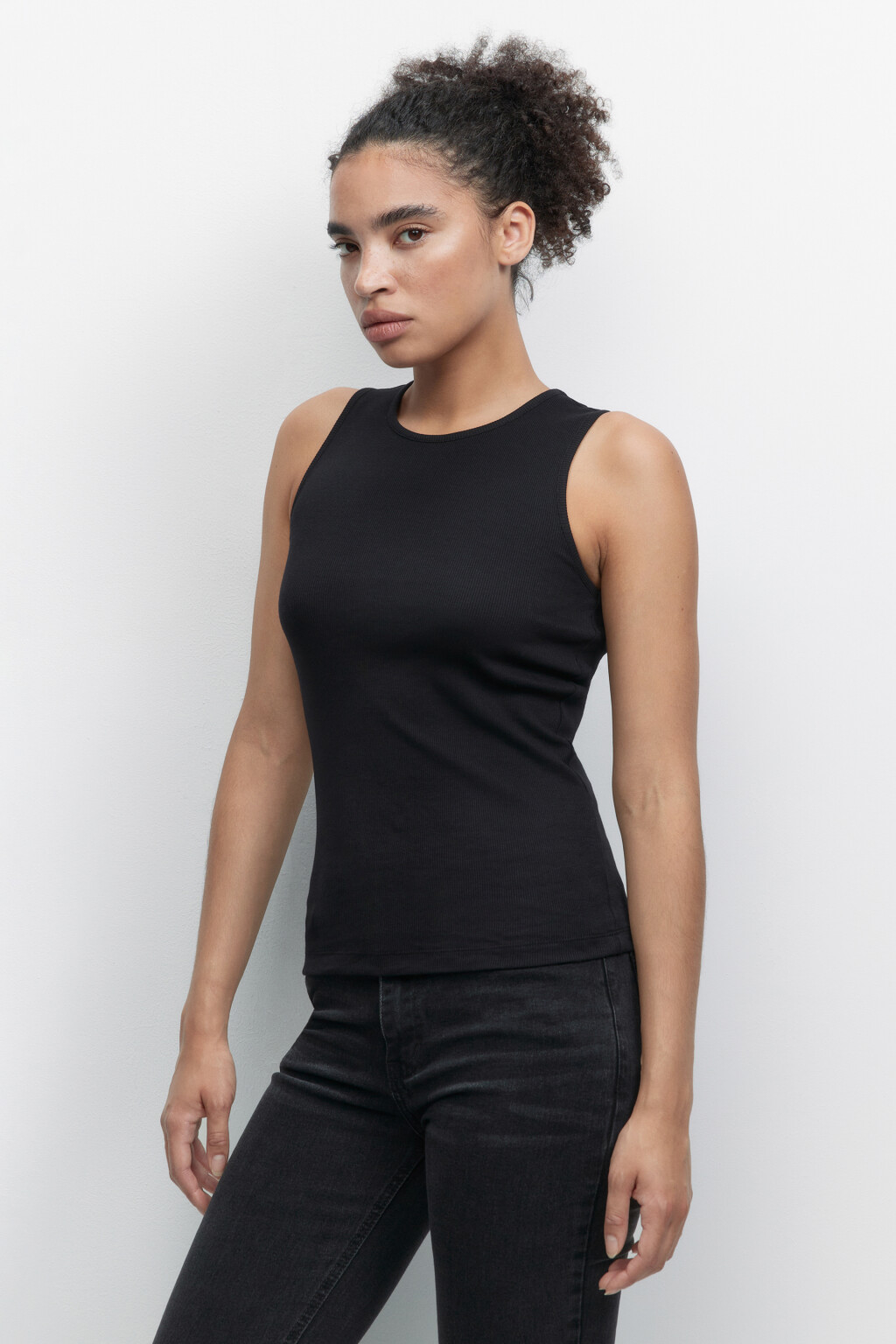 Майка RIBTOP в рубчик на широких бретелях - цвет черный - 3