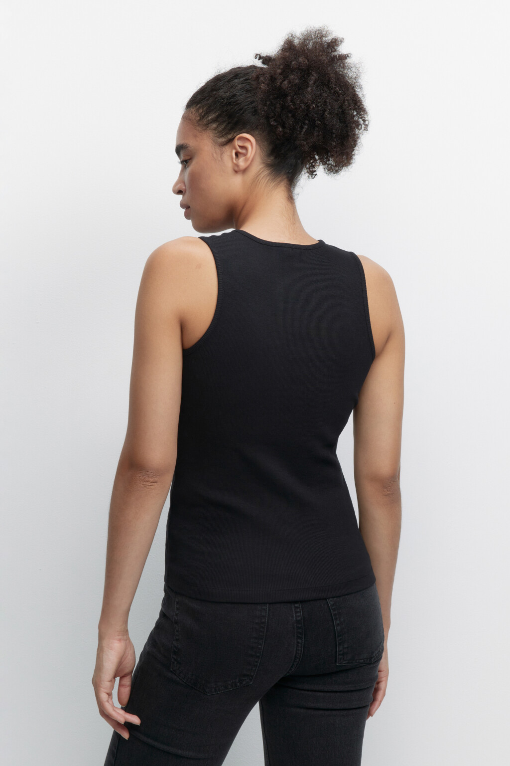 Майка RIBTOP в рубчик на широких бретелях - цвет черный - 4