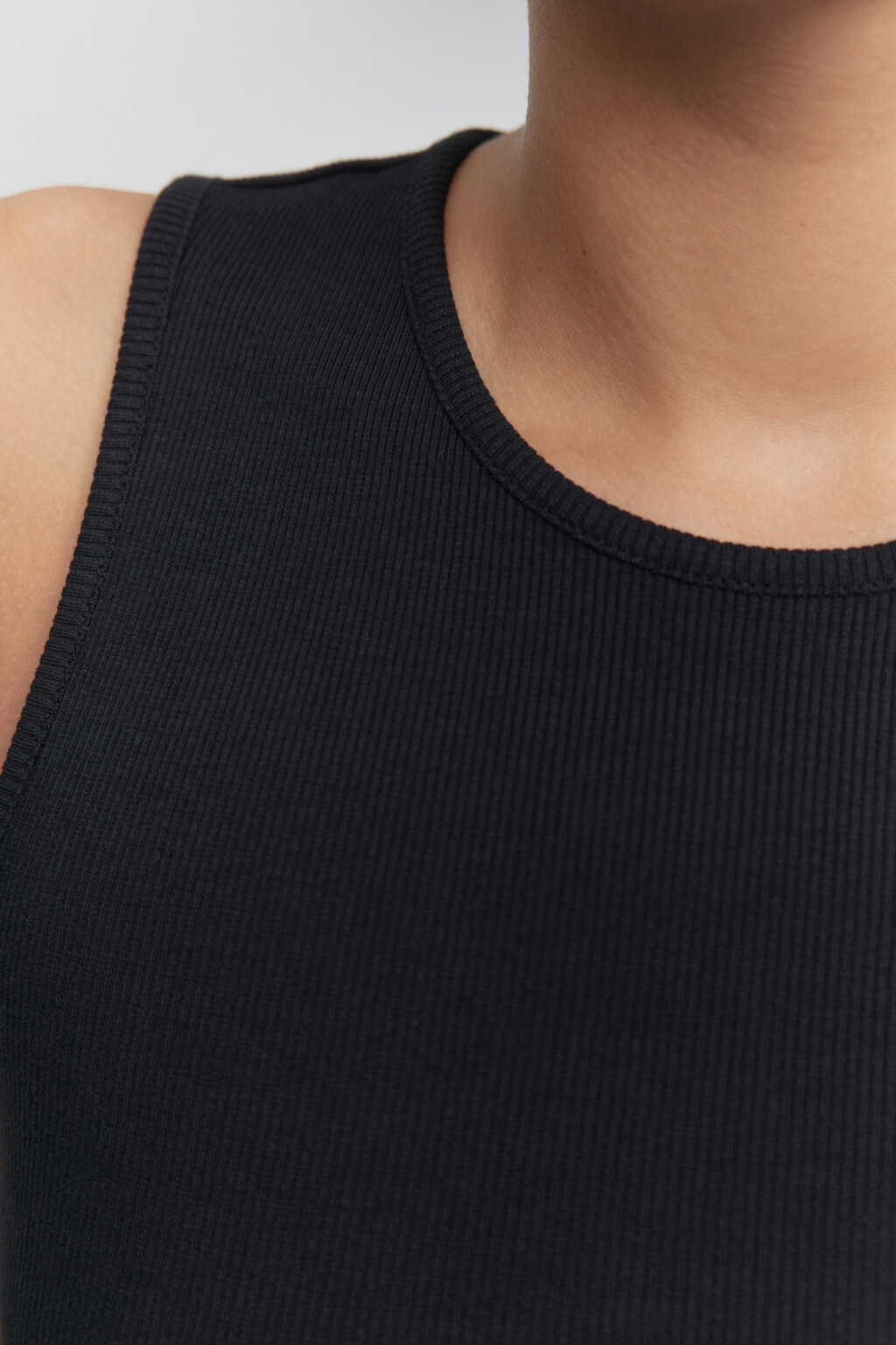 Майка RIBTOP в рубчик на широких бретелях - цвет черный - 5