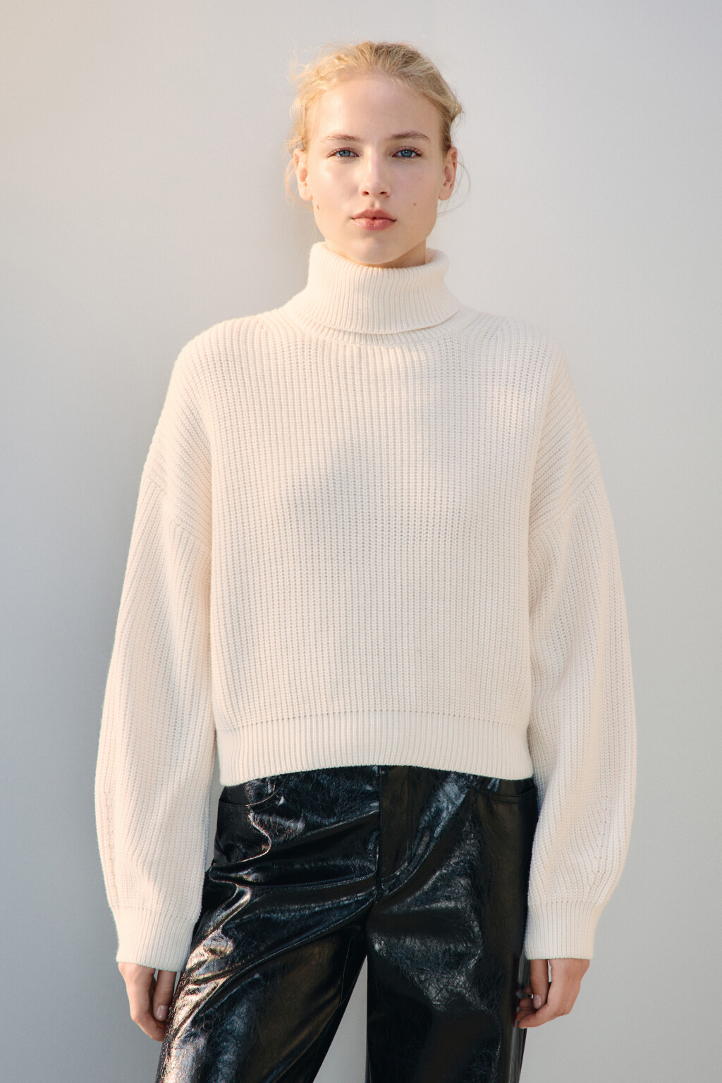 Свитер короткий в рубчик - цвет молочный - 2