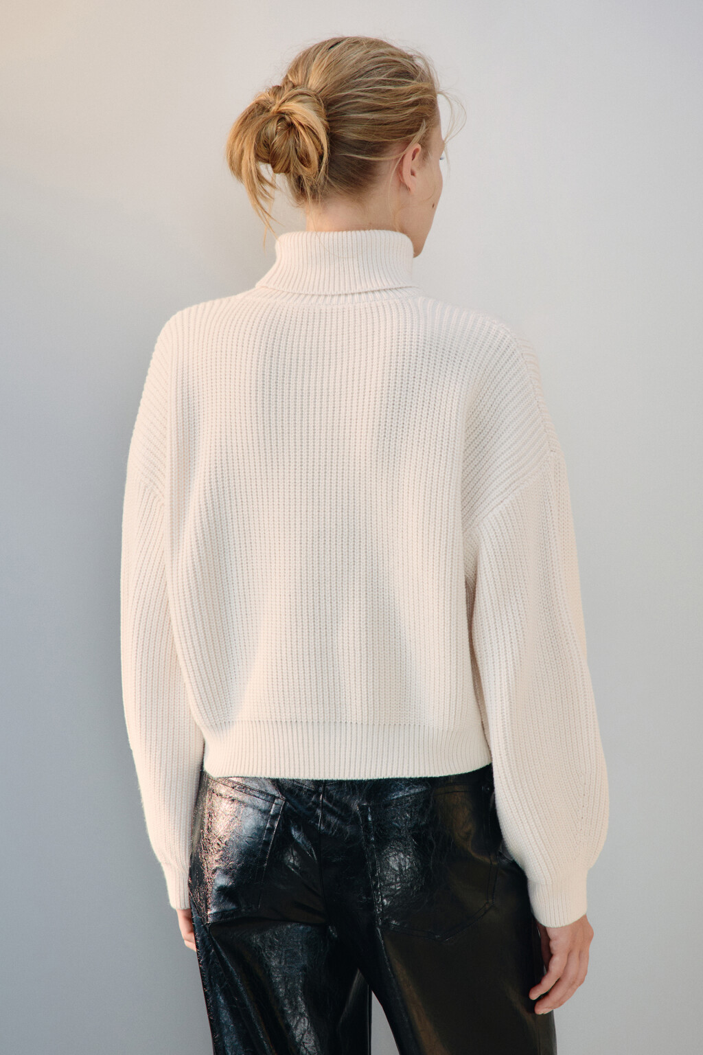 Свитер короткий в рубчик - цвет молочный - 3