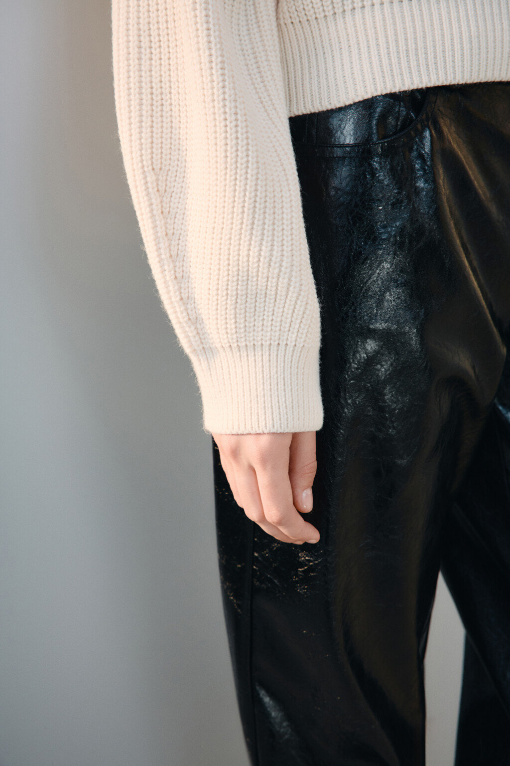 Свитер короткий в рубчик - цвет молочный - 6