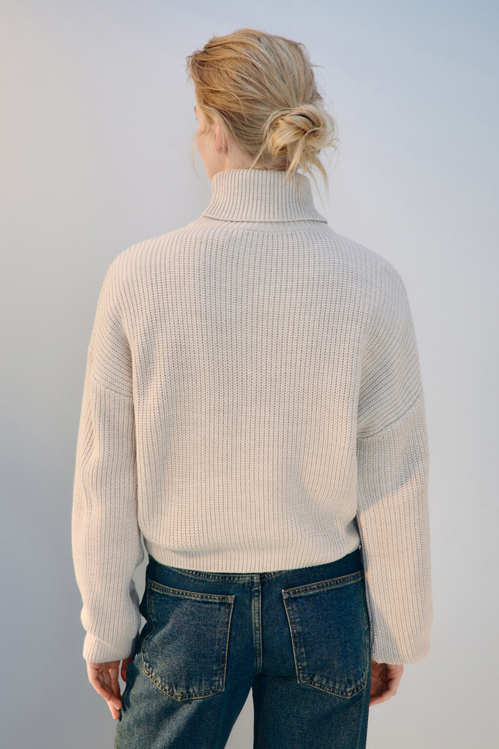 Свитер короткий в рубчик - цвет бежевый - 3