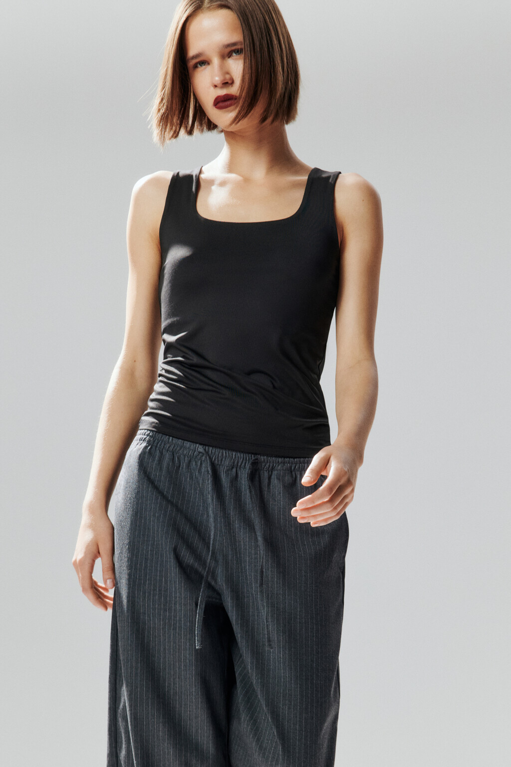 Майка гладкая на широких бретелях - цвет черный - 1