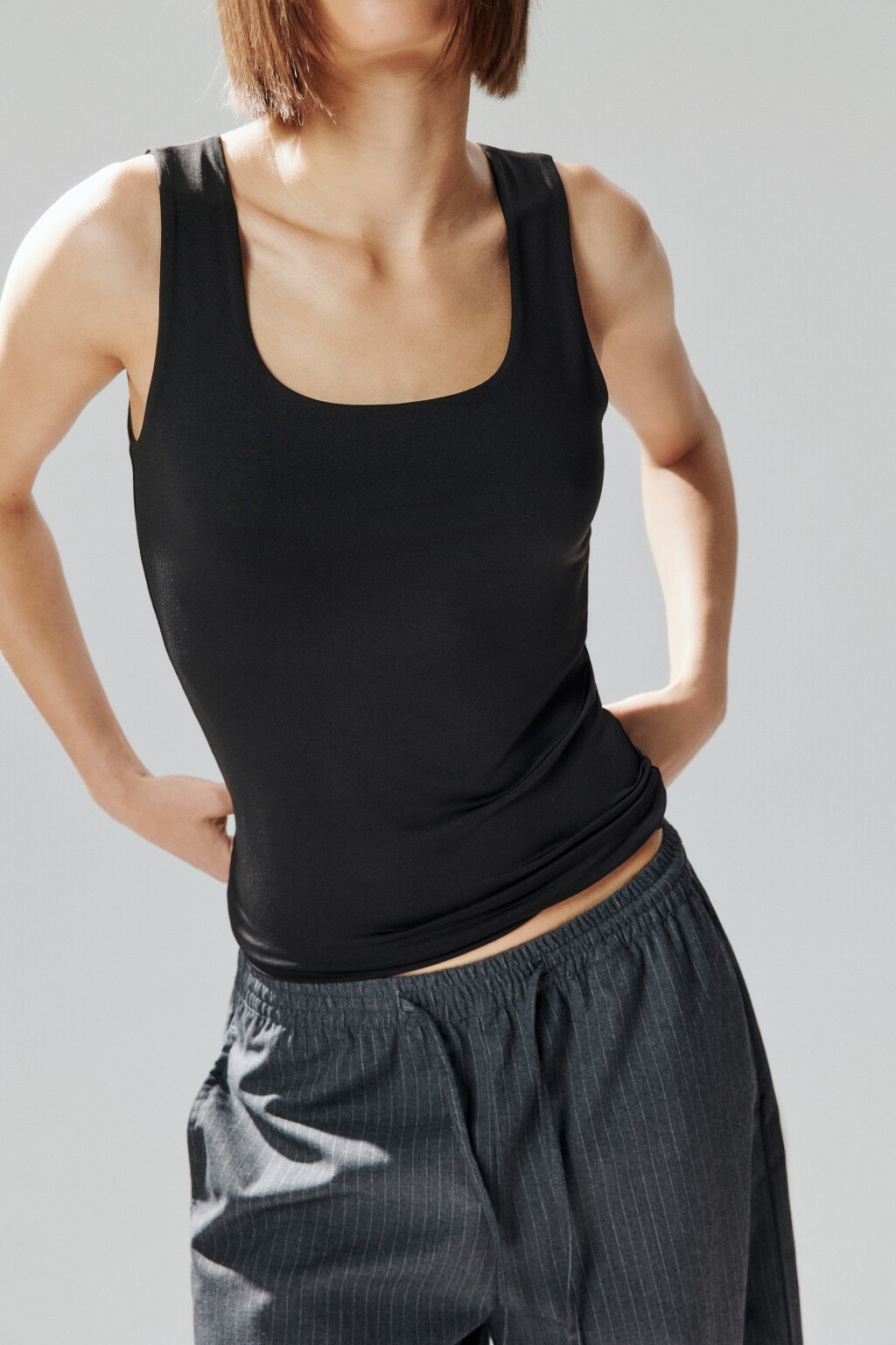 Майка гладкая на широких бретелях - цвет черный - 2