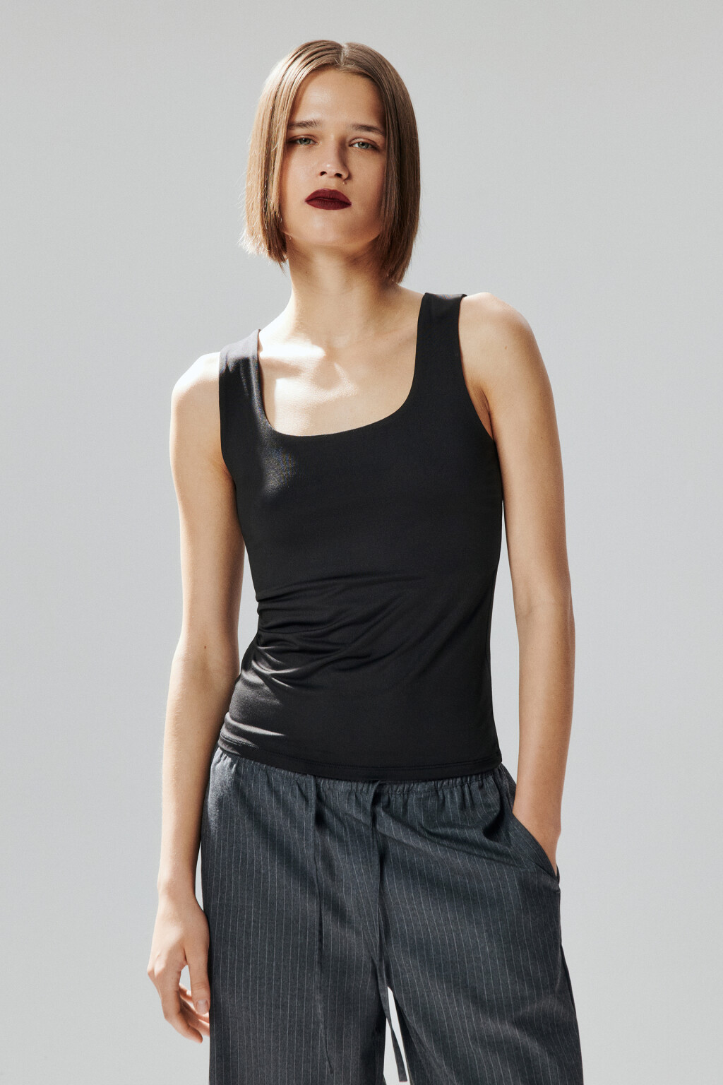 Майка гладкая на широких бретелях - цвет черный - 3