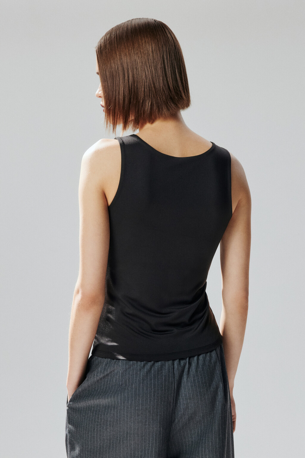 Майка гладкая на широких бретелях - цвет черный - 4