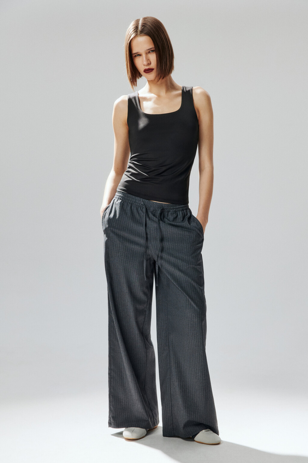 Майка гладкая на широких бретелях - цвет черный - 5