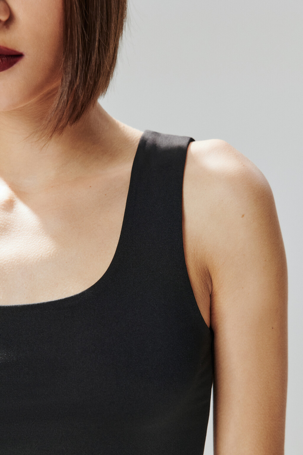 Майка гладкая на широких бретелях - цвет черный - 6