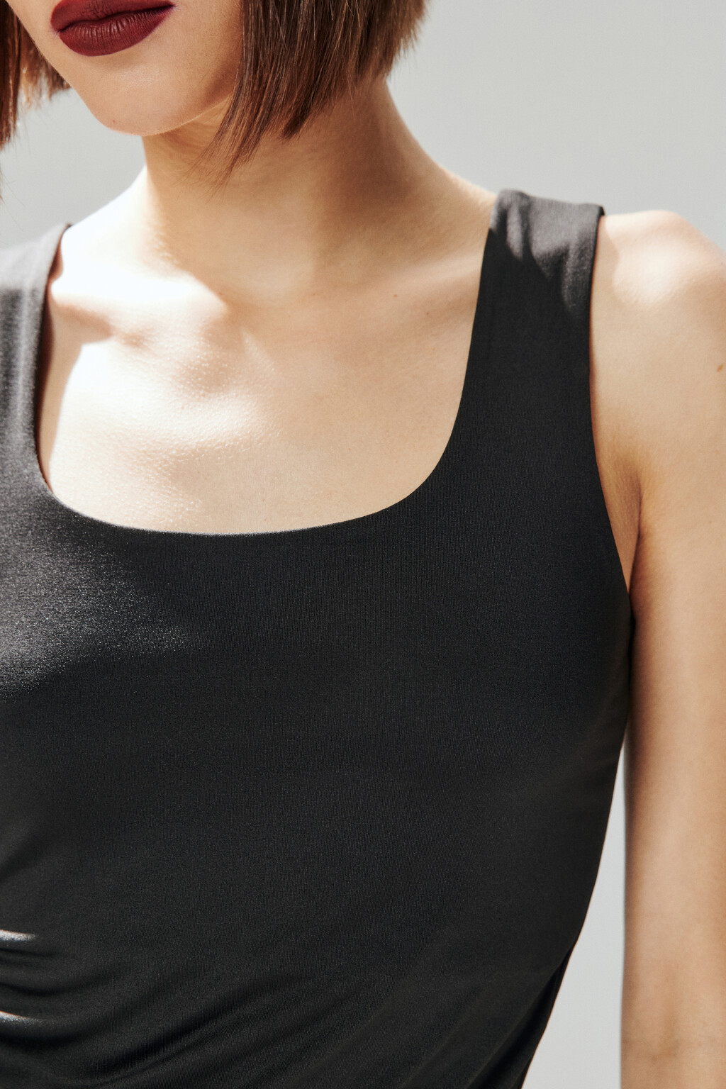 Майка гладкая на широких бретелях - цвет черный - 7