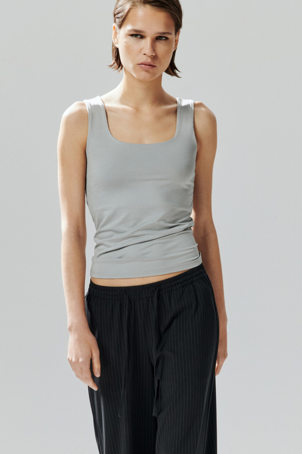 Майка гладкая на широких бретелях - цвет серый - 1