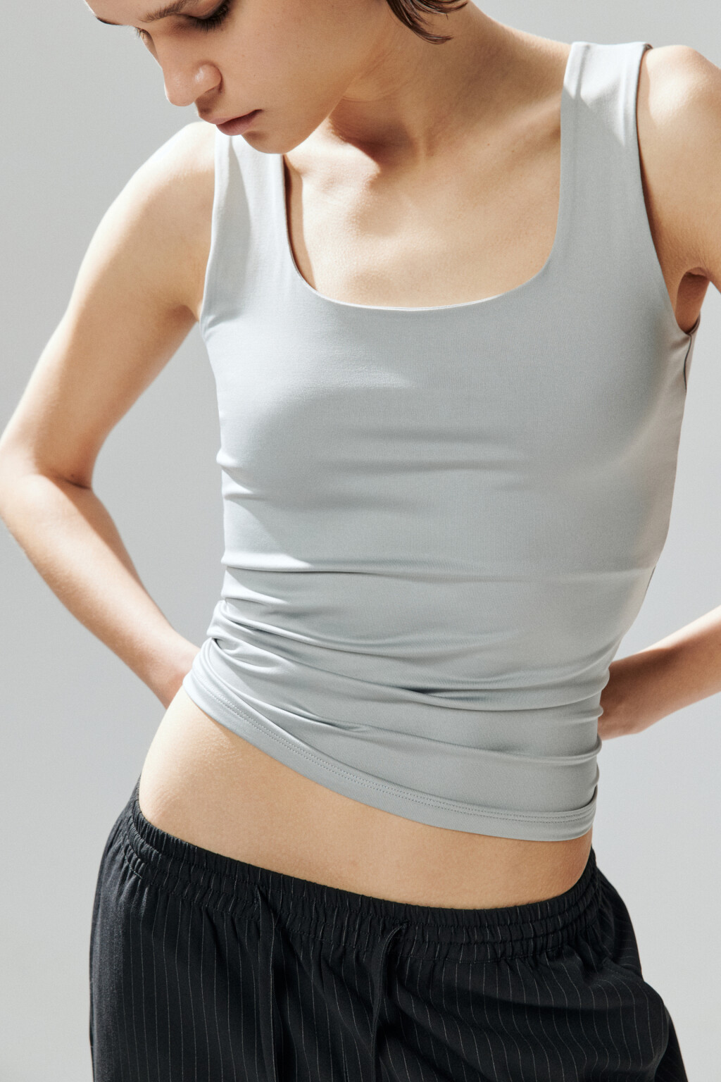 Майка гладкая на широких бретелях - цвет серый - 2