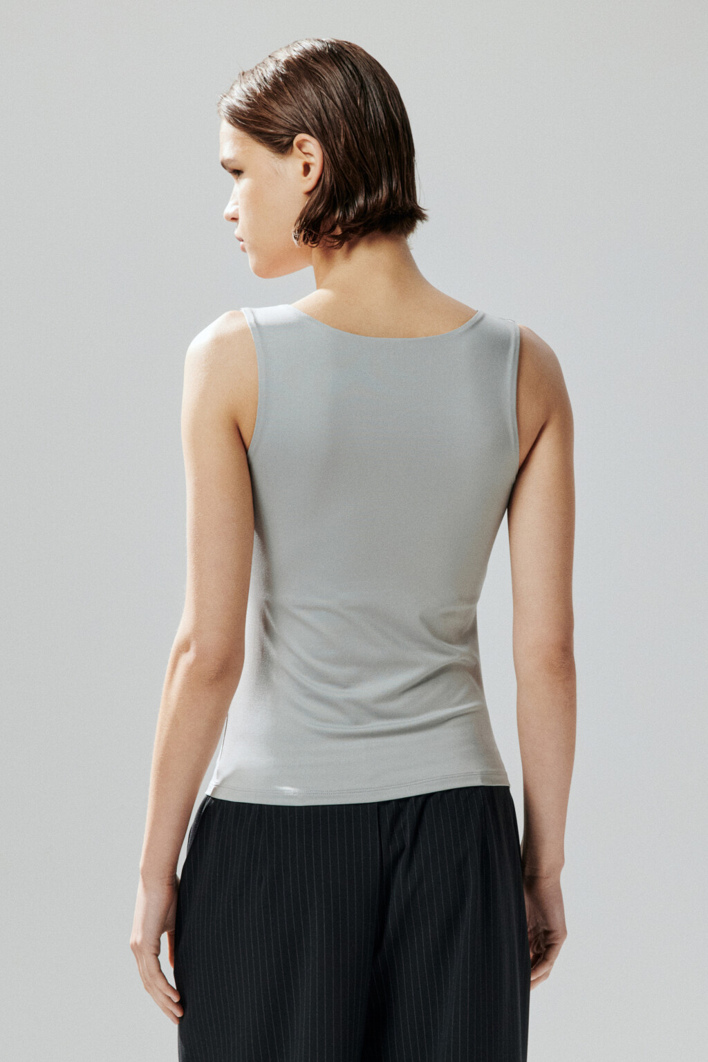 Майка гладкая на широких бретелях - цвет серый - 4