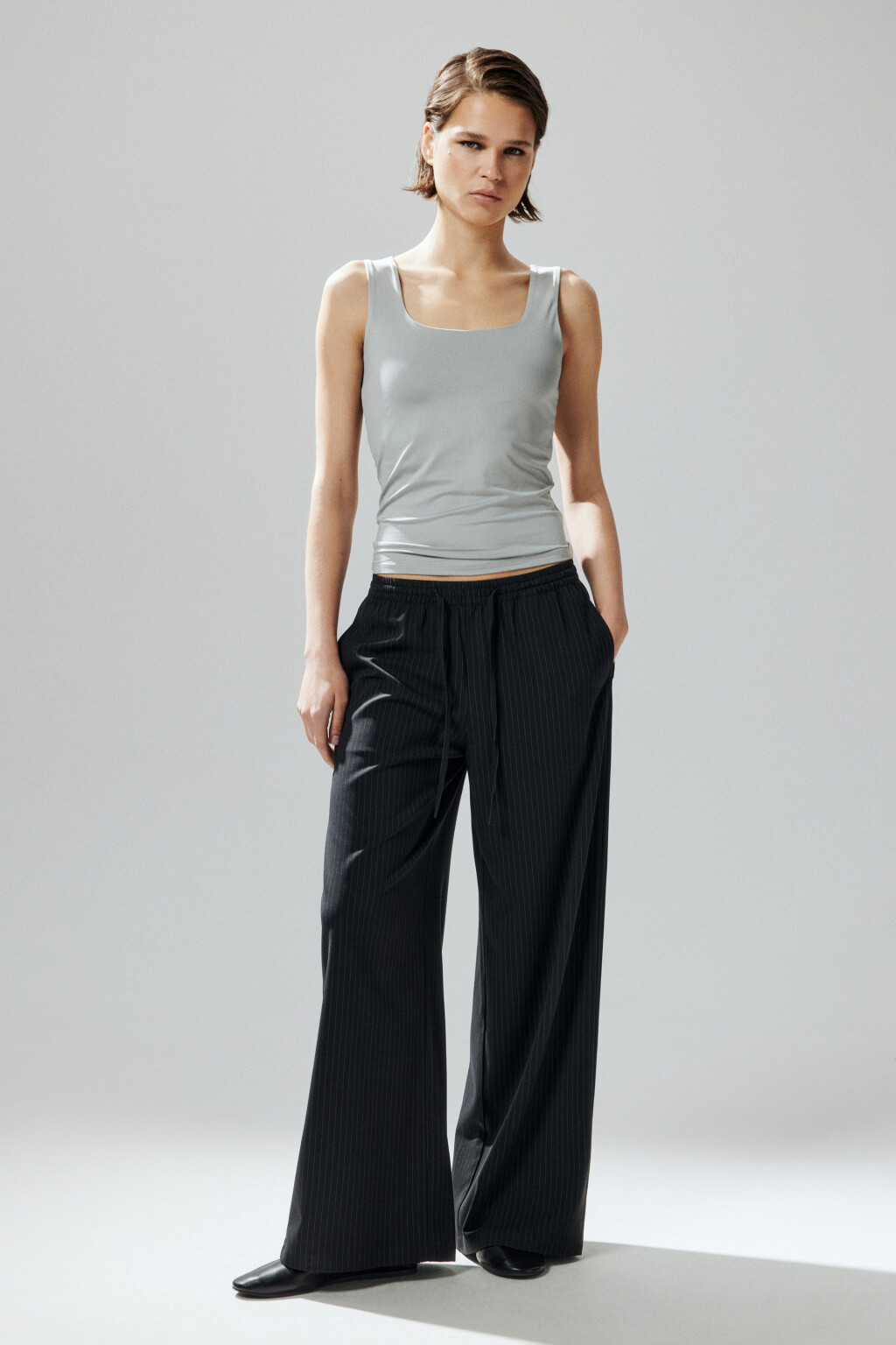 Майка гладкая на широких бретелях - цвет серый - 5