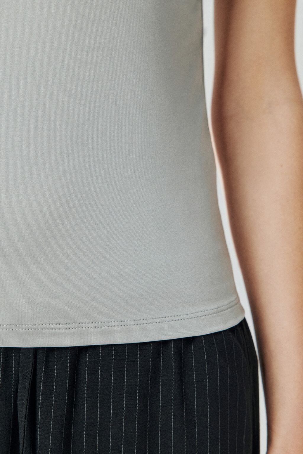Майка гладкая на широких бретелях - цвет серый - 7