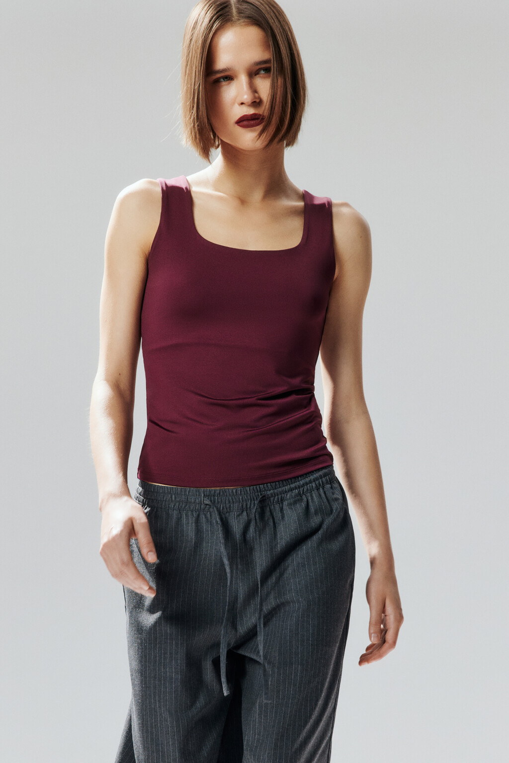 Майка гладкая на широких бретелях - цвет бордовый - 1