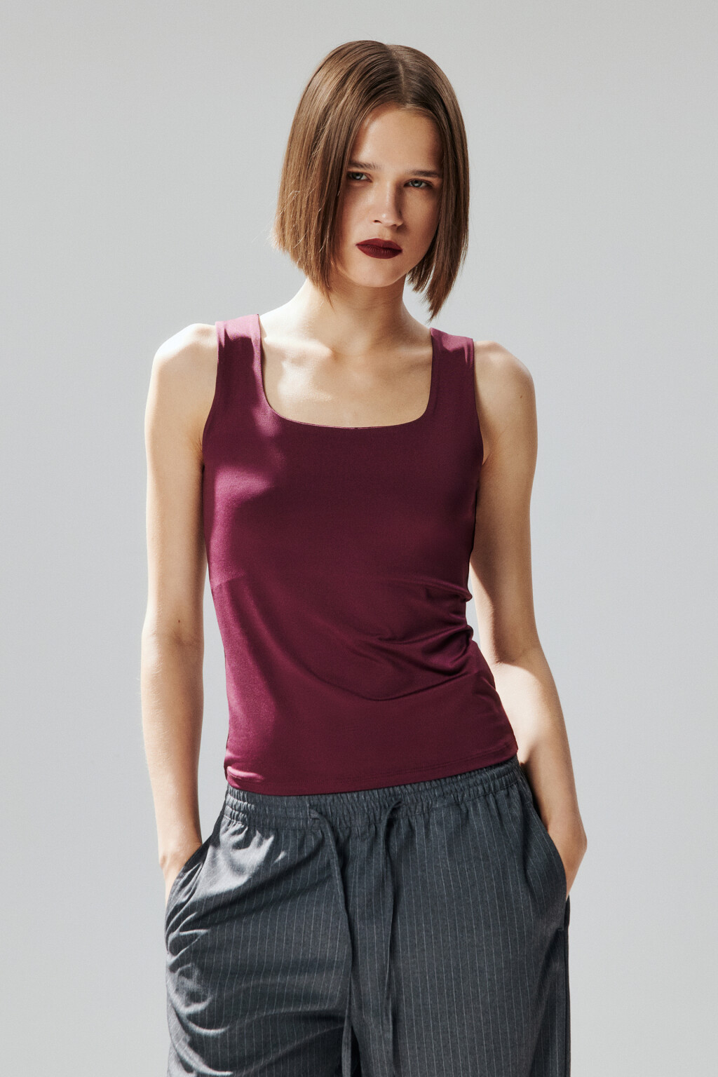 Майка гладкая на широких бретелях - цвет бордовый - 2