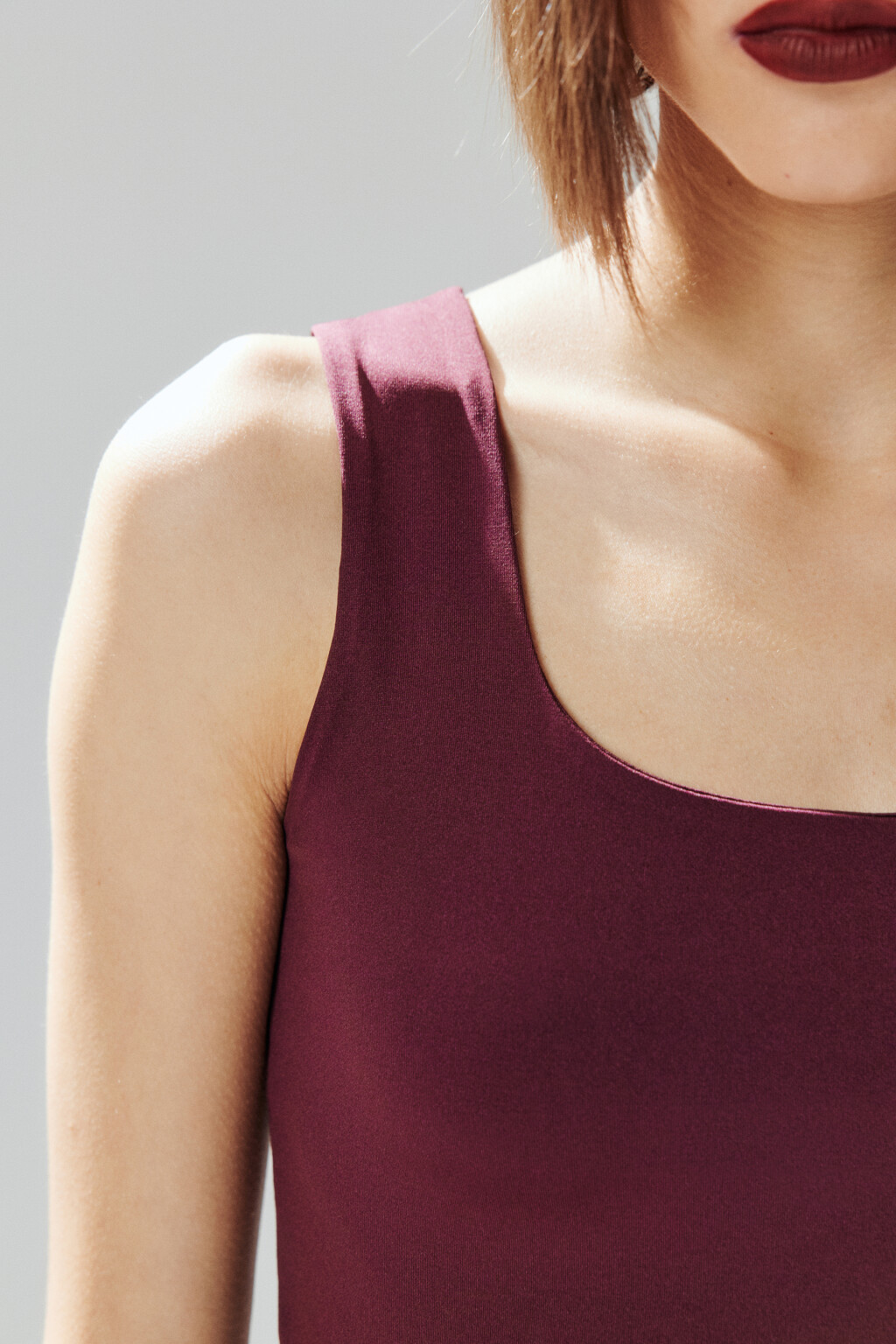 Майка гладкая на широких бретелях - цвет бордовый - 5