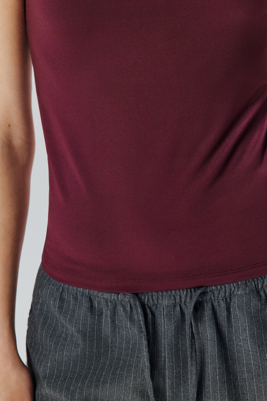 Майка гладкая на широких бретелях - цвет бордовый - 6