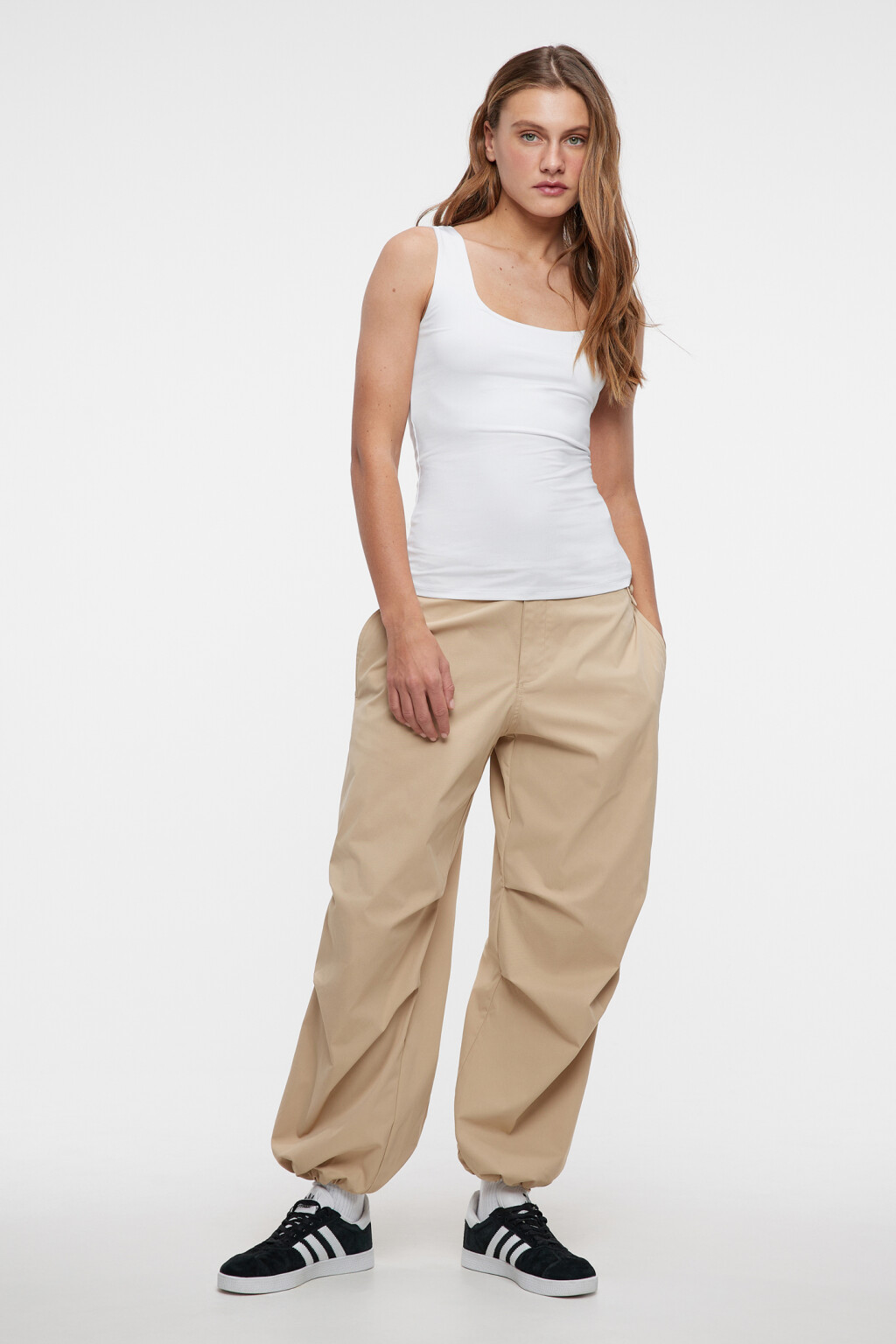 Майка-топ SAMANTA базовая на широких бретелях - цвет белый - 4