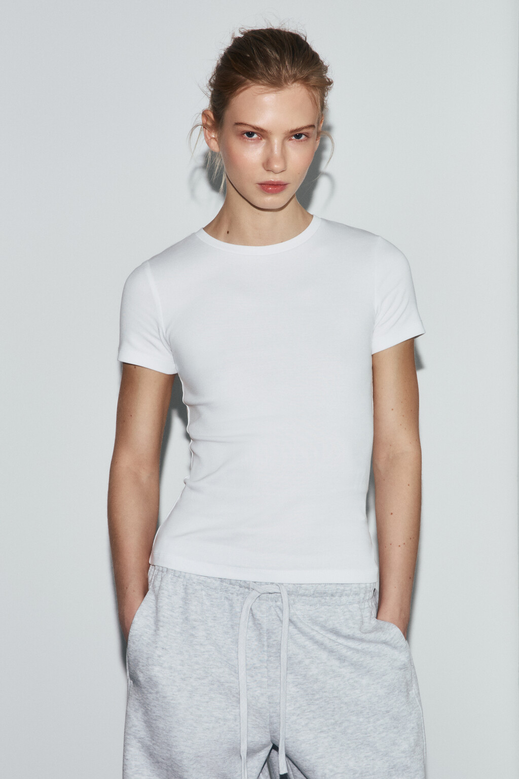 Футболка базовая облегающая в рубчик - цвет белый - 2