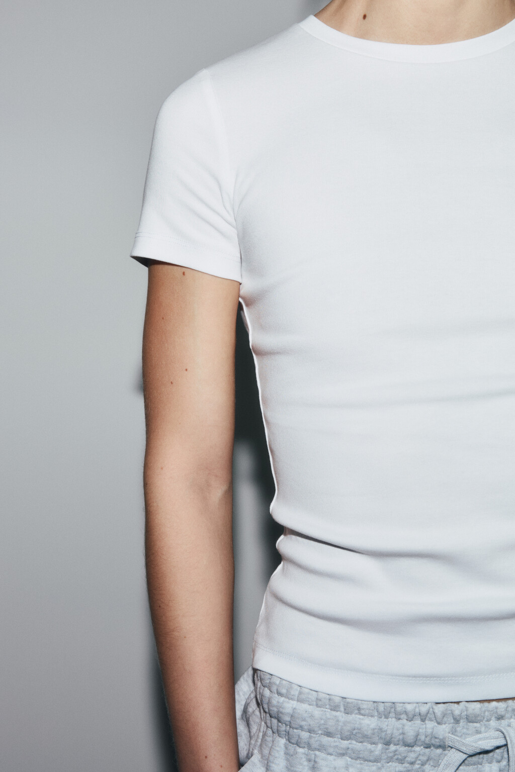 Футболка базовая облегающая в рубчик - цвет белый - 6