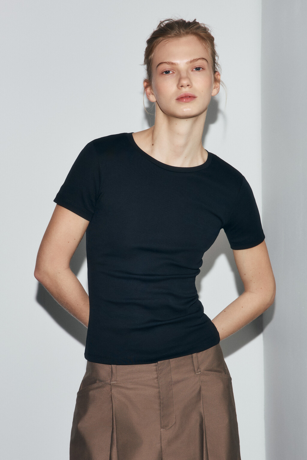 Футболка базовая облегающая в рубчик - цвет черный - 2